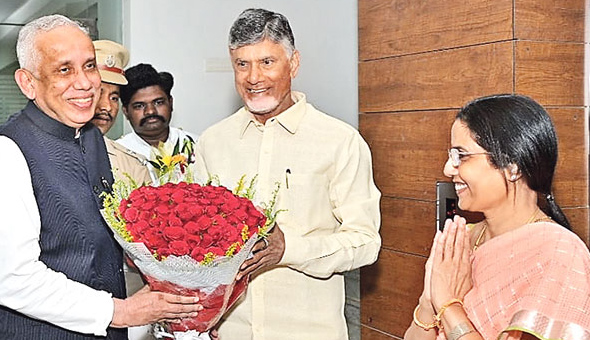 గవర్నర్‌ను కలిసిన సీఎం చంద్రబాబు దంపతులు